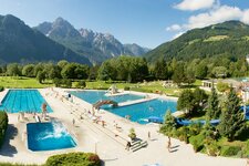 FB Dolomitenbad Freibad mit Blick auf die Lienzer Dolomiten